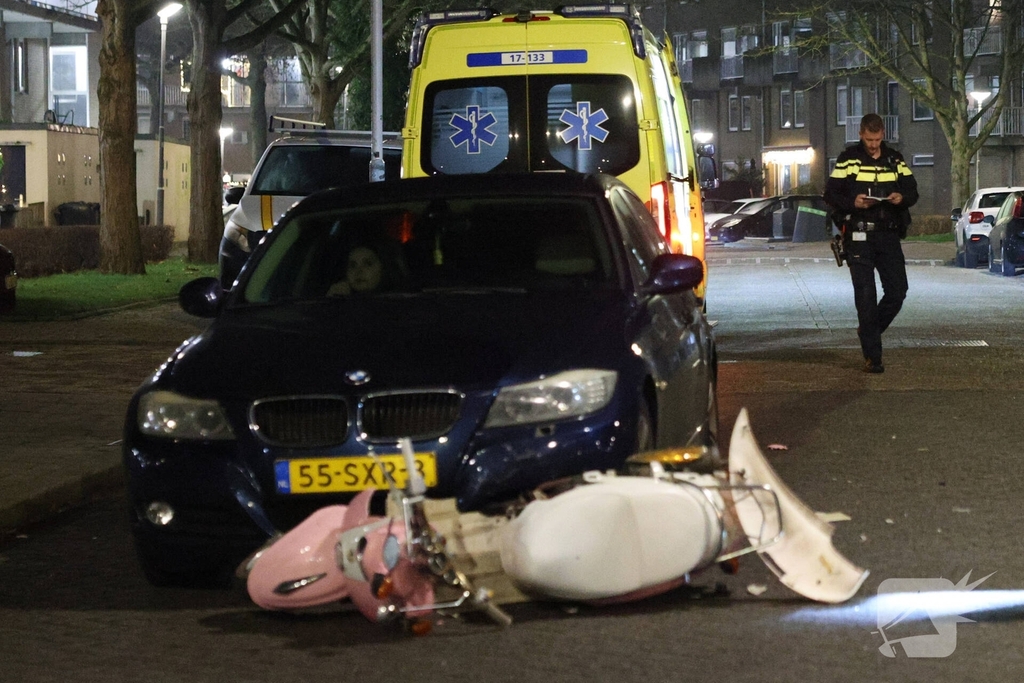 Scooter vol aangereden door auto bij ongeval