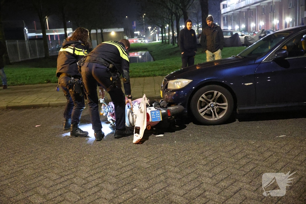 Scooter vol aangereden door auto bij ongeval