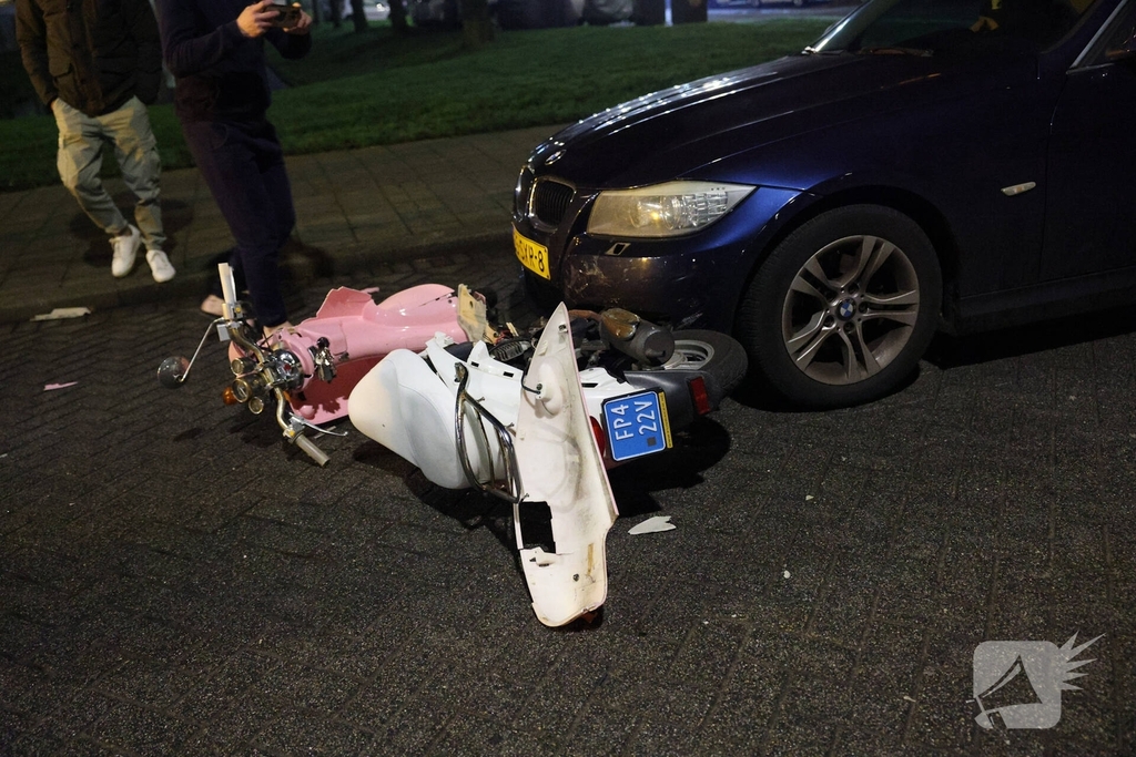 Scooter vol aangereden door auto bij ongeval