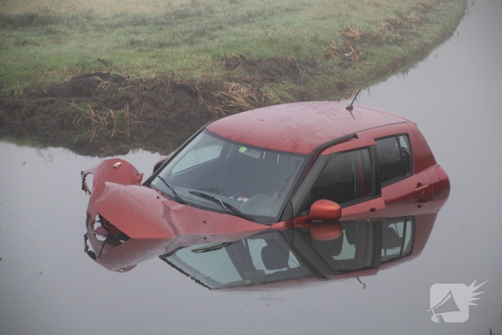 Auto te water na ongeval