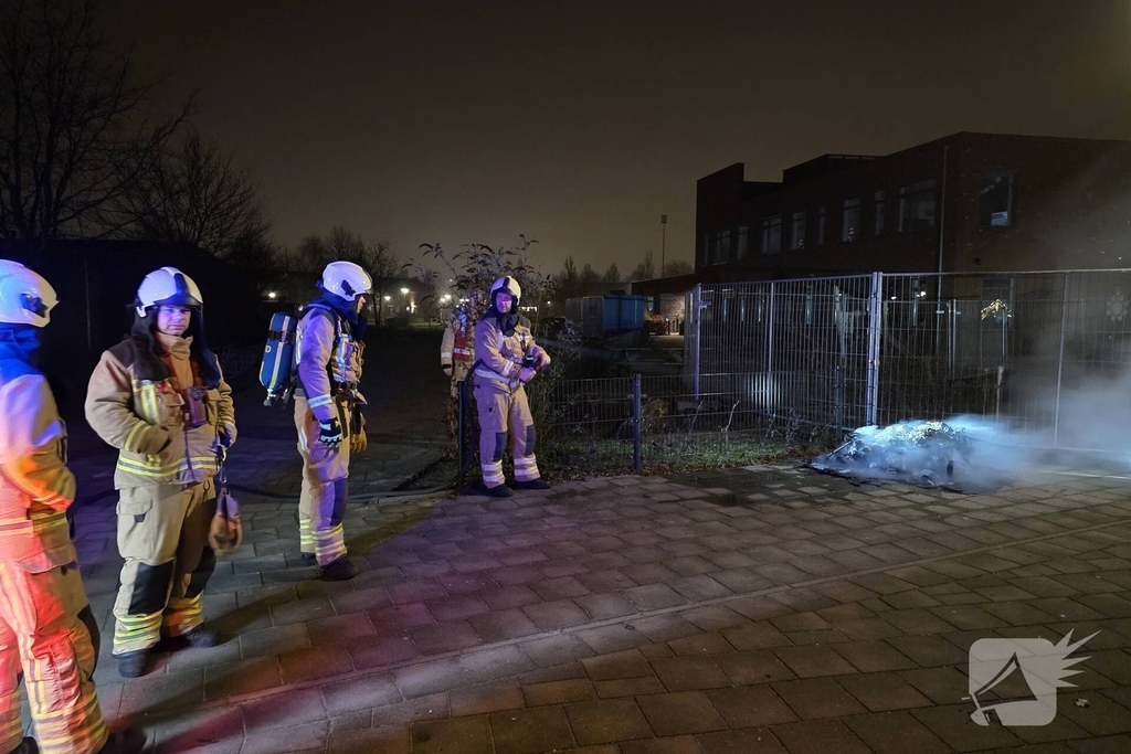 Containerbrand op schoolplein verwoest container