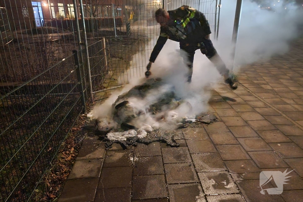 Containerbrand op schoolplein verwoest container