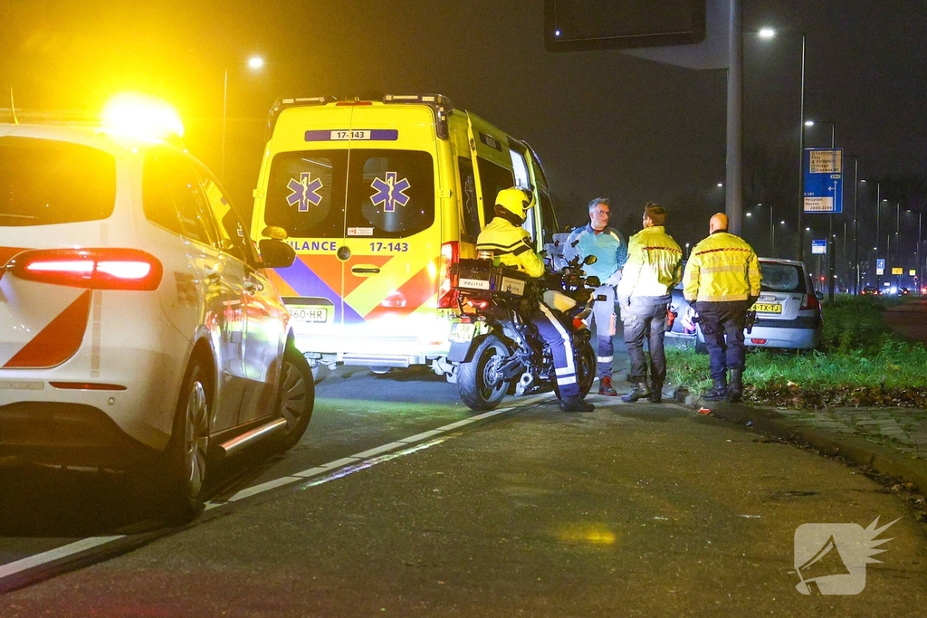Auto botst tegen verkeerspaal