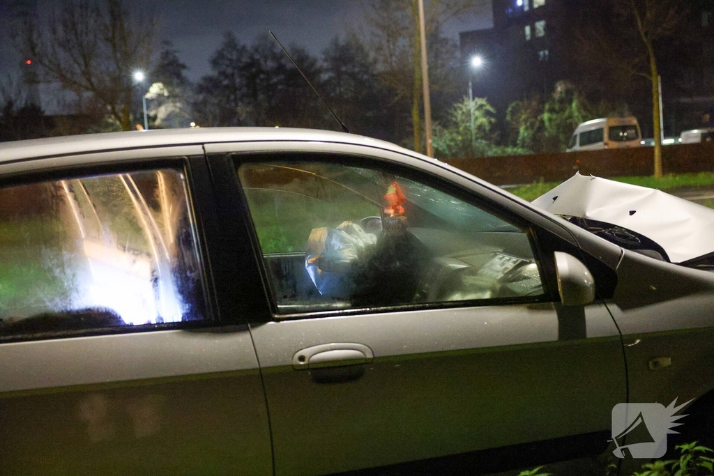 Auto botst tegen verkeerspaal