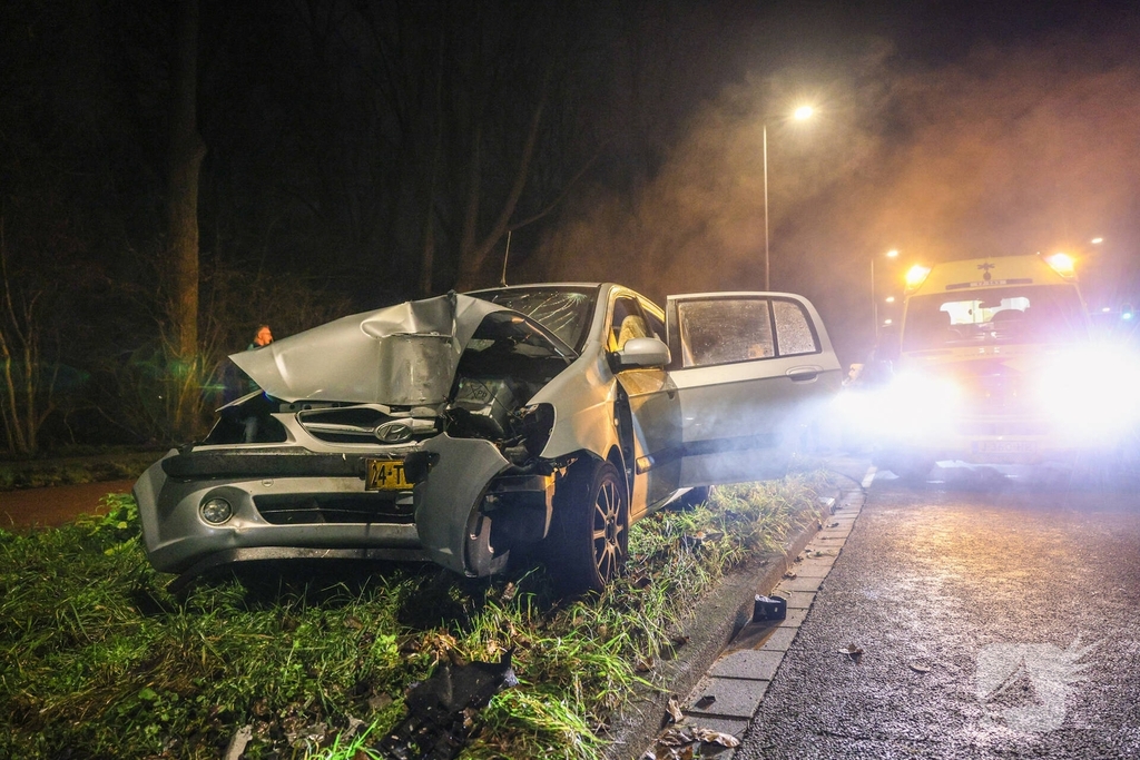 Auto botst tegen verkeerspaal