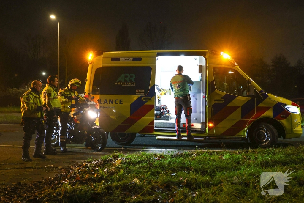Auto botst tegen verkeerspaal