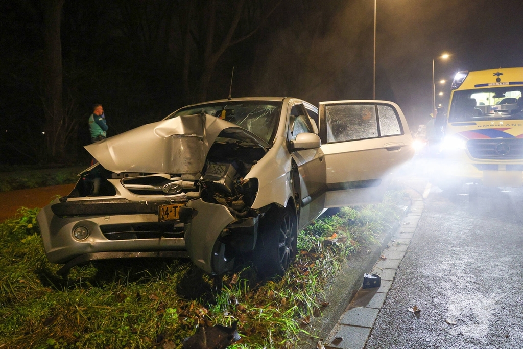 Auto botst tegen verkeerspaal