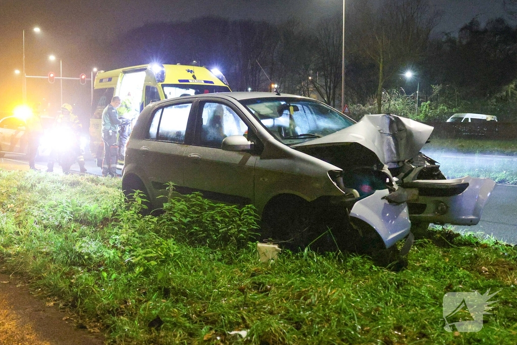 Auto botst tegen verkeerspaal