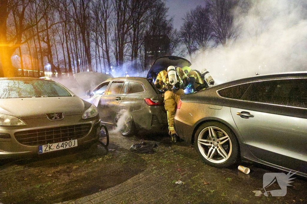 Auto in vlammen op parkeerplaats
