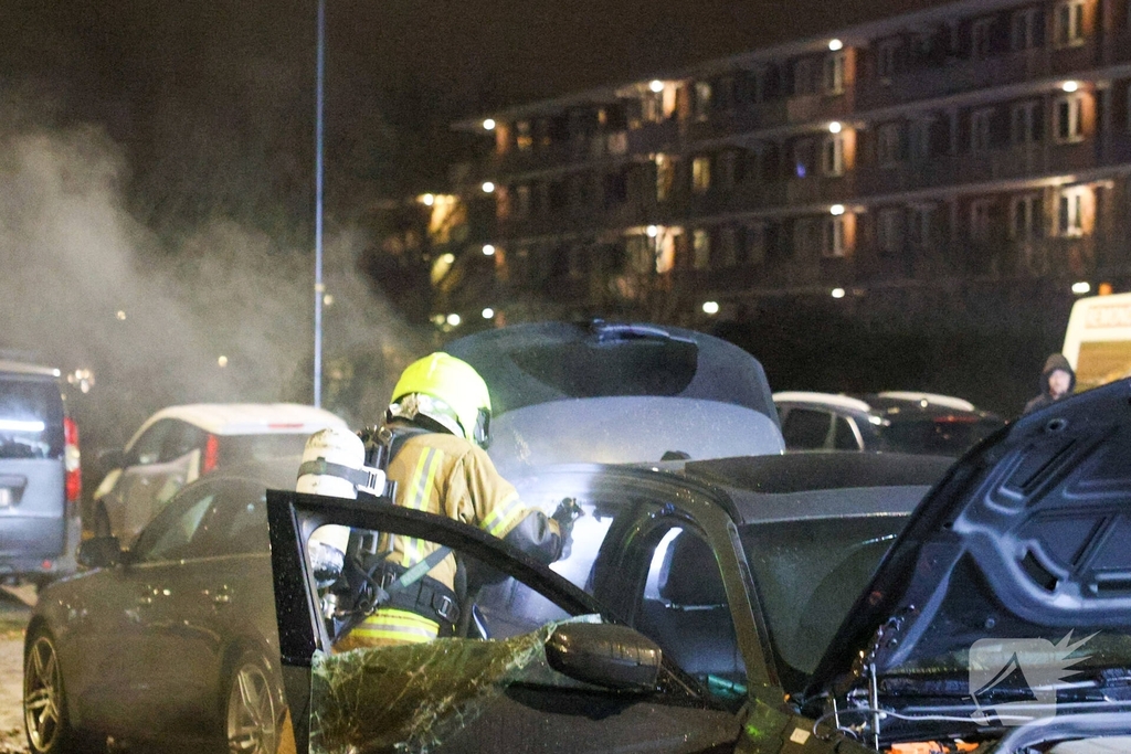 Auto in vlammen op parkeerplaats