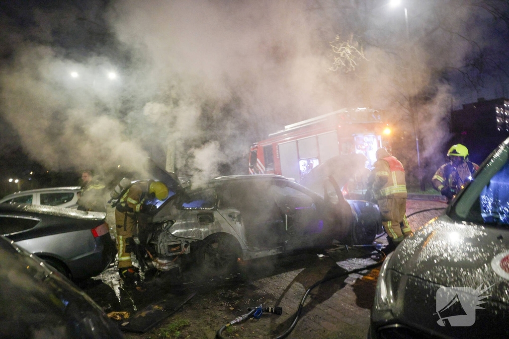 Auto in vlammen op parkeerplaats