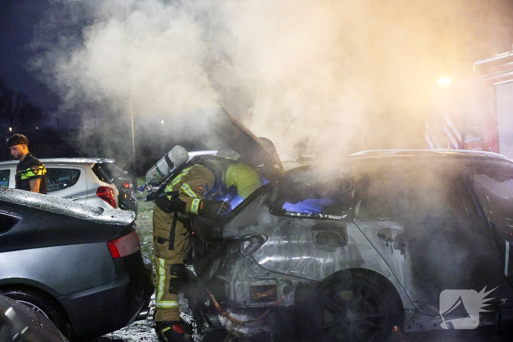 Auto in vlammen op parkeerplaats