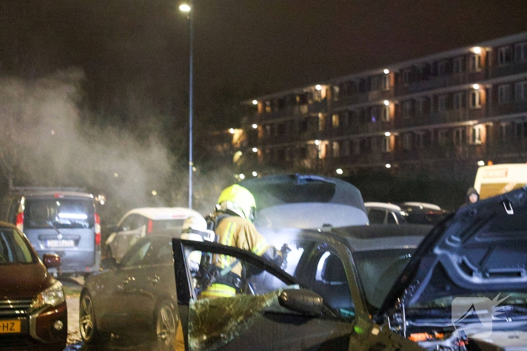 Auto in vlammen op parkeerplaats