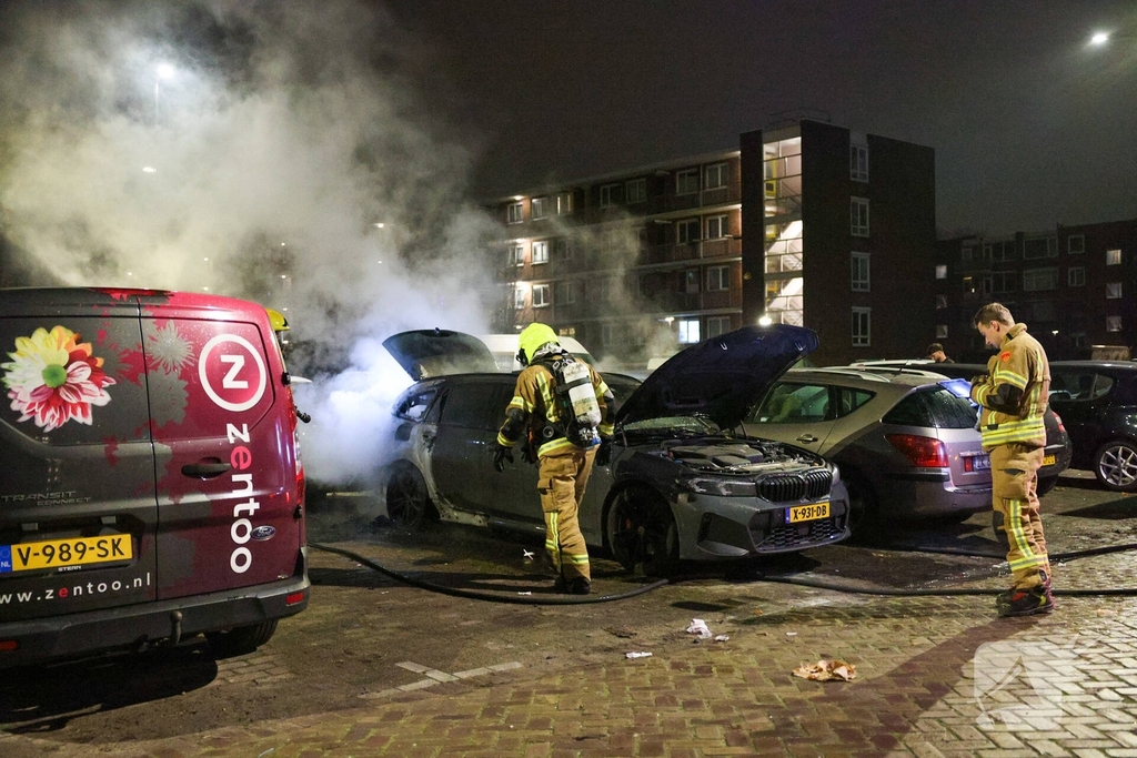 Auto in vlammen op parkeerplaats