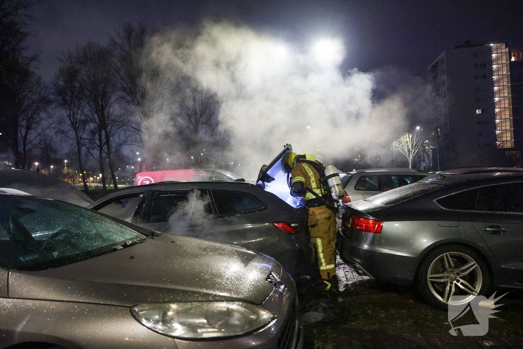 Auto in vlammen op parkeerplaats