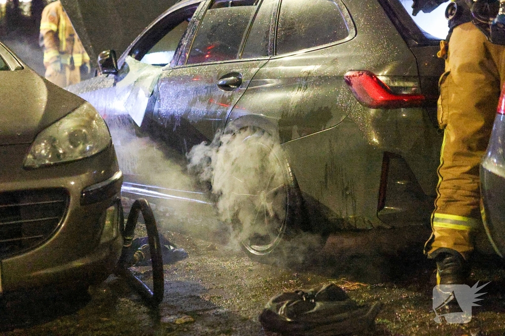 Auto in vlammen op parkeerplaats