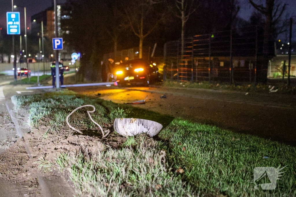 Auto ramt lantaarnpaal, scooterrijder gewond