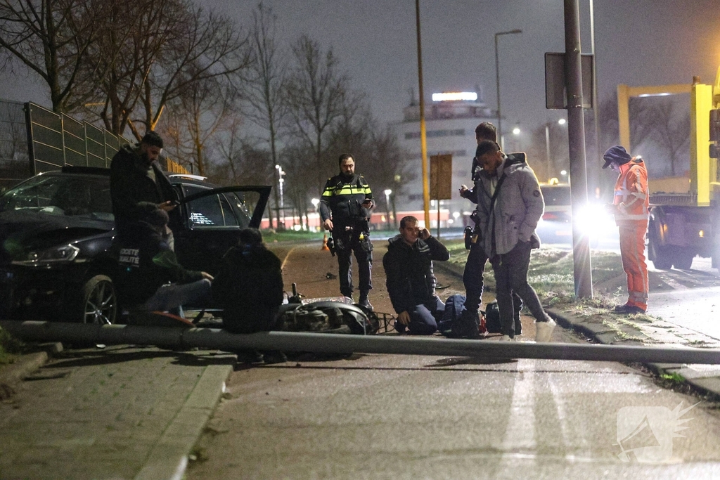 Auto ramt lantaarnpaal, scooterrijder gewond