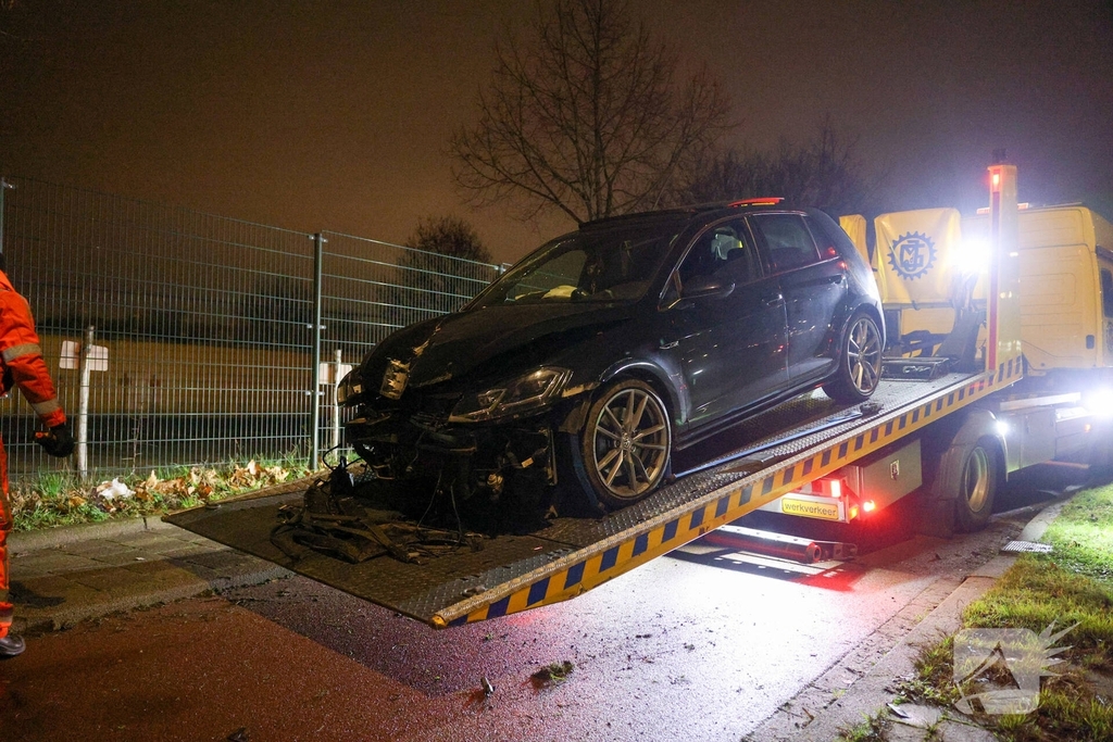 Auto ramt lantaarnpaal, scooterrijder gewond