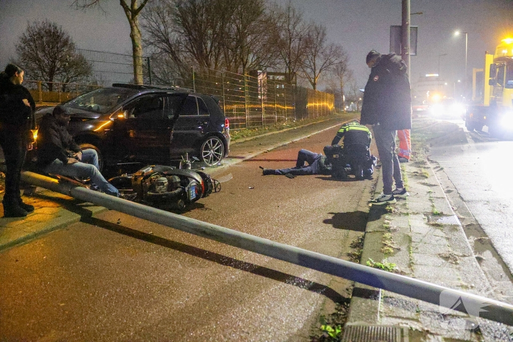 Auto ramt lantaarnpaal, scooterrijder gewond