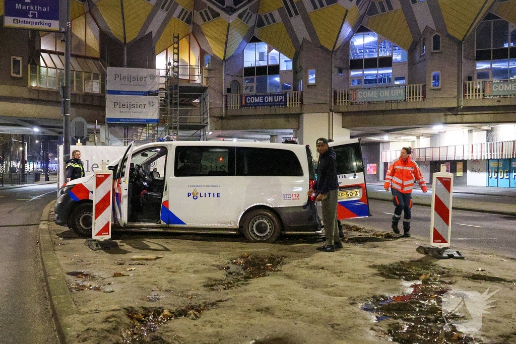 Politievoertuig vast in modder tijdens inzet