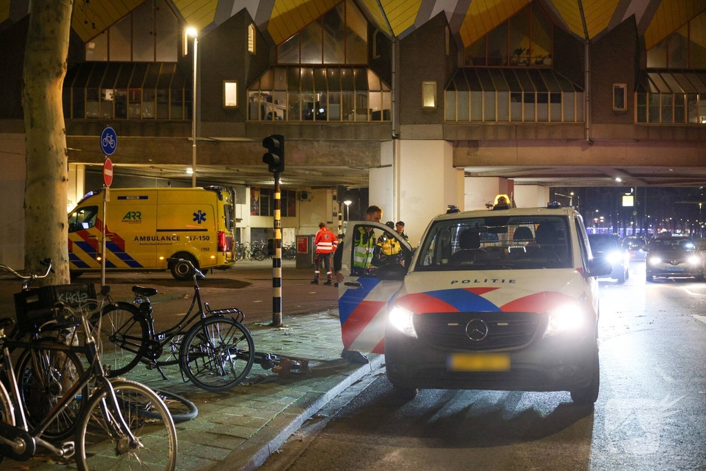 Politievoertuig vast in modder tijdens inzet