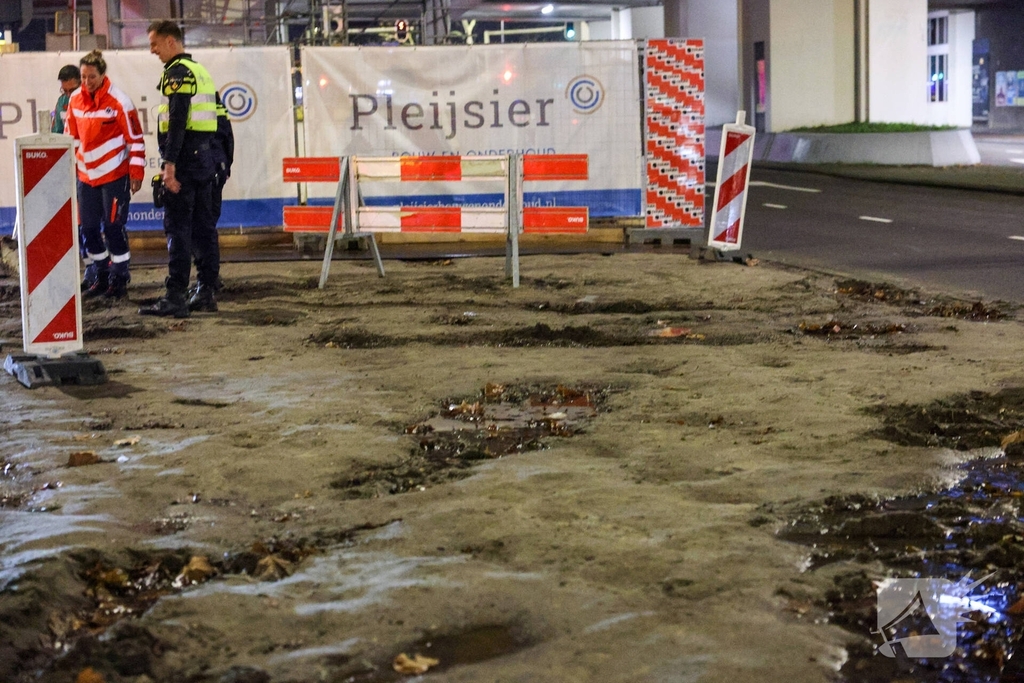 Politievoertuig vast in modder tijdens inzet