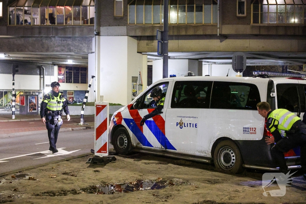 Politievoertuig vast in modder tijdens inzet