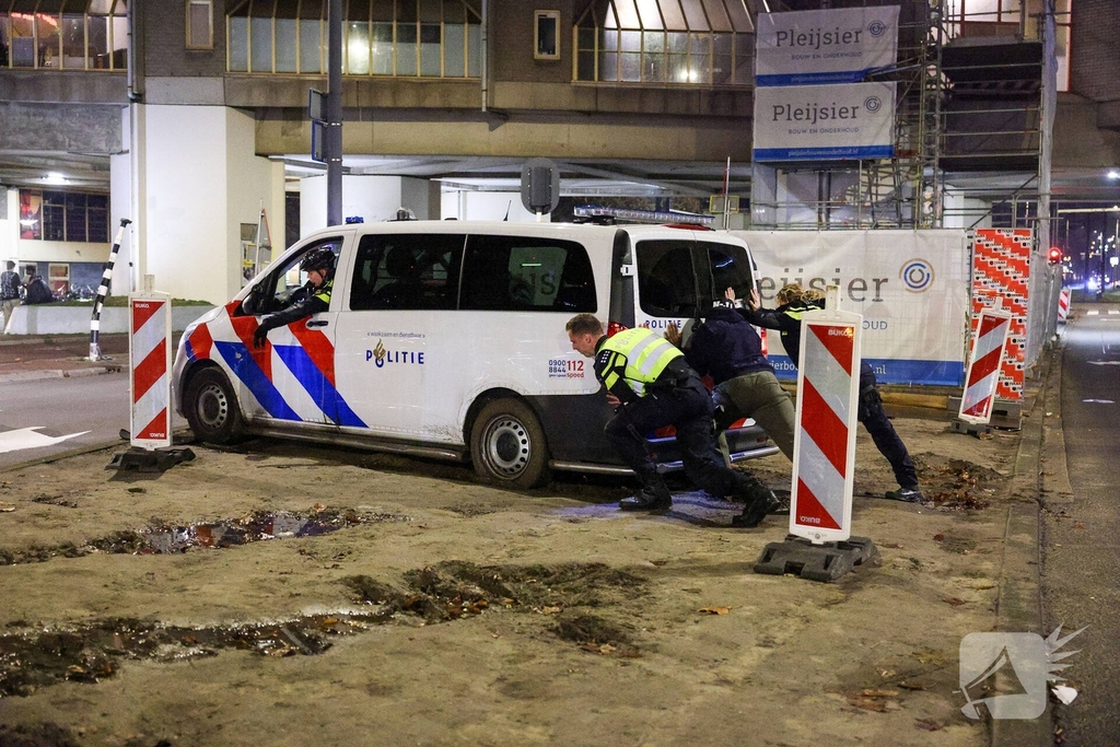 Politievoertuig vast in modder tijdens inzet