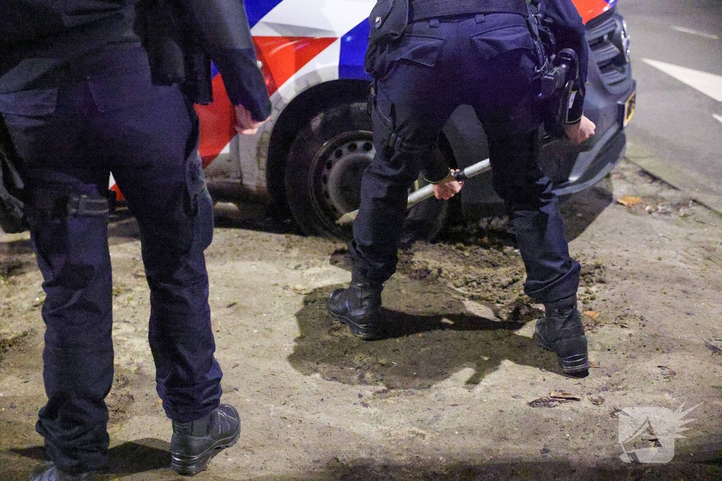 Politievoertuig vast in modder tijdens inzet
