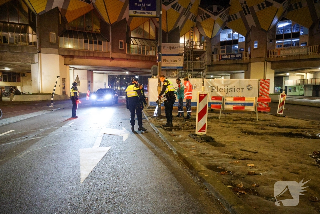 Politievoertuig vast in modder tijdens inzet