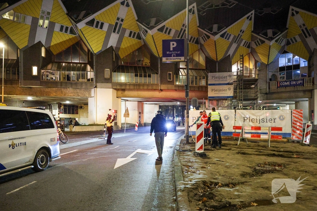 Politievoertuig vast in modder tijdens inzet