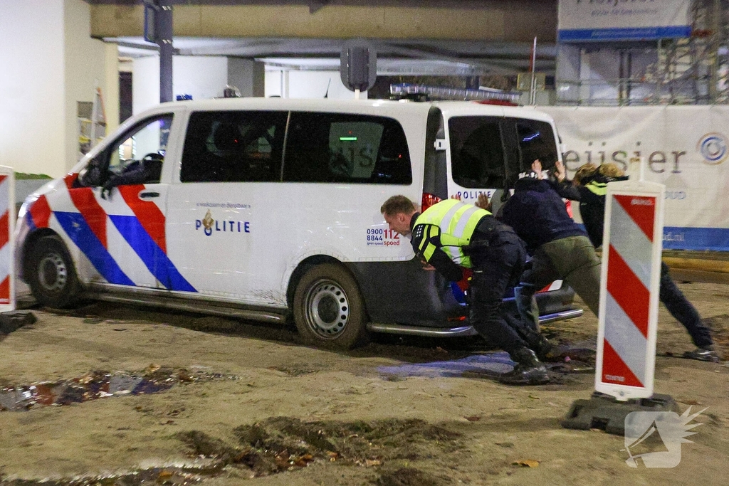 Politievoertuig vast in modder tijdens inzet