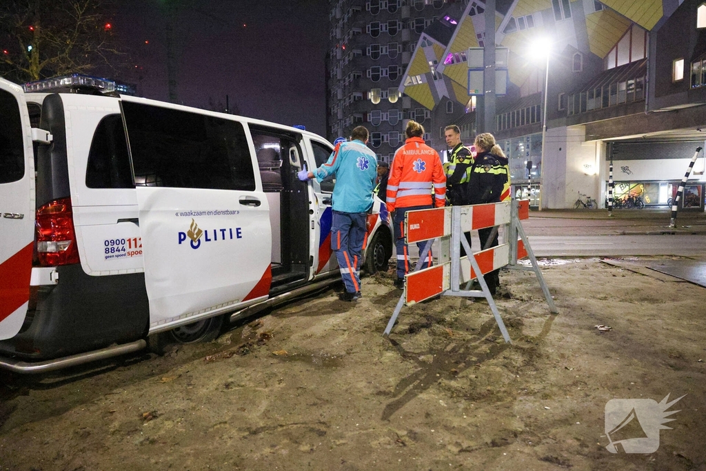 Politievoertuig vast in modder tijdens inzet