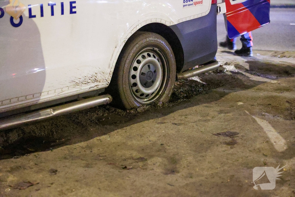 Politievoertuig vast in modder tijdens inzet