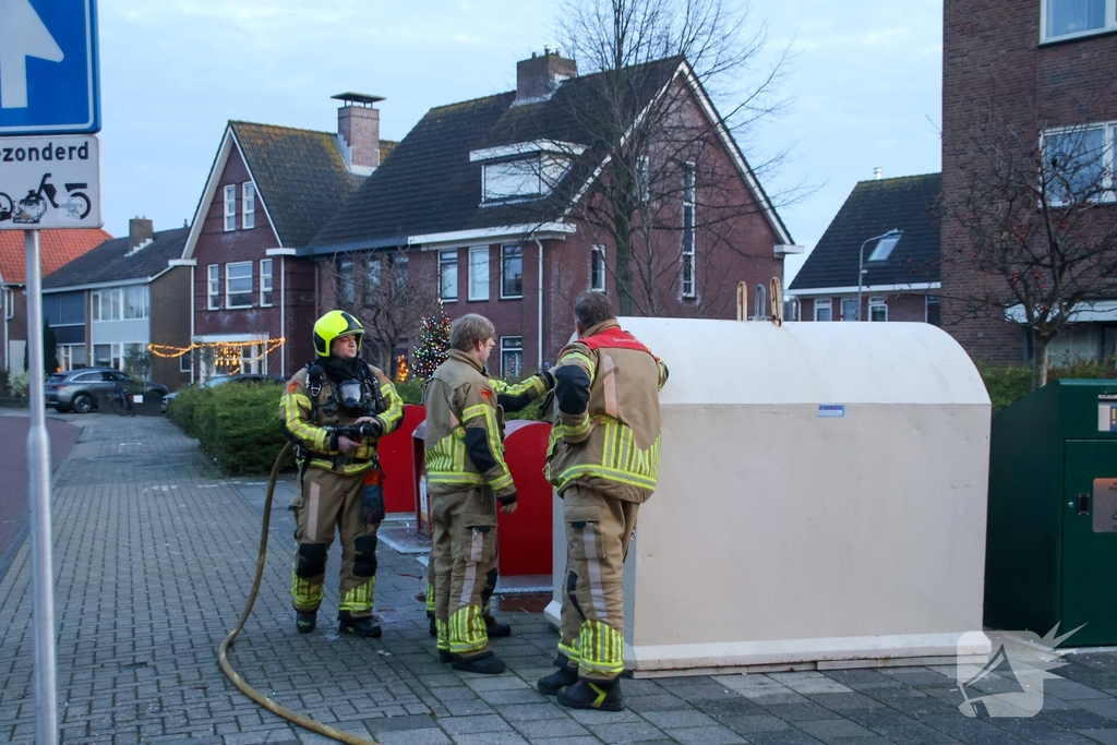 Baldadige jeugd steekt vuurwerk af in kledingcontainer