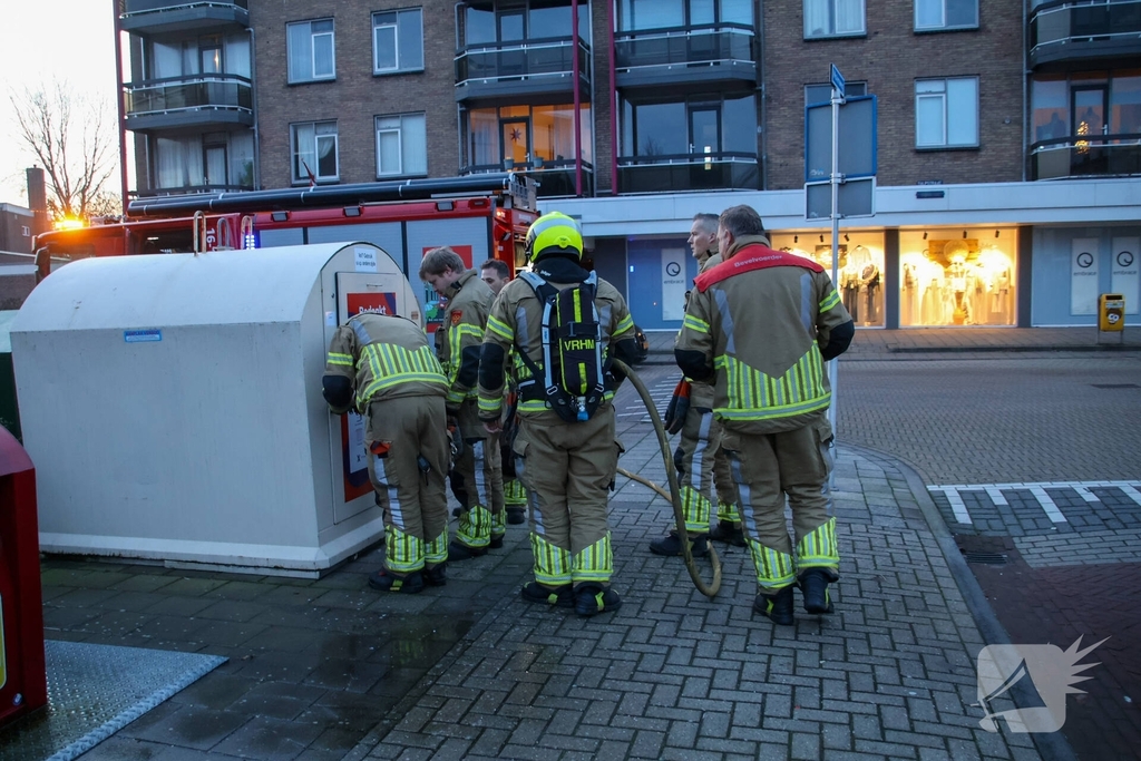 Baldadige jeugd steekt vuurwerk af in kledingcontainer
