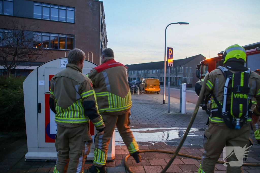 Baldadige jeugd steekt vuurwerk af in kledingcontainer