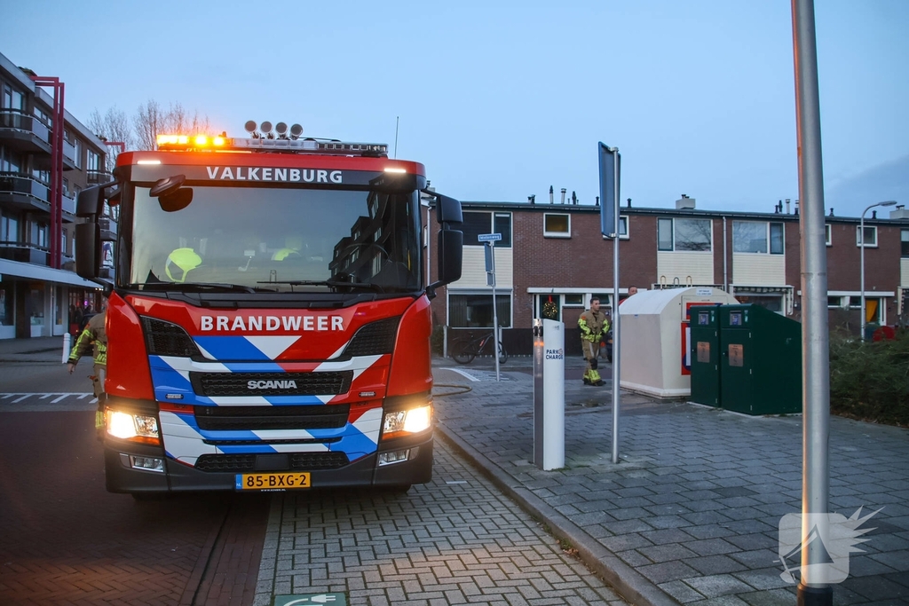 Baldadige jeugd steekt vuurwerk af in kledingcontainer