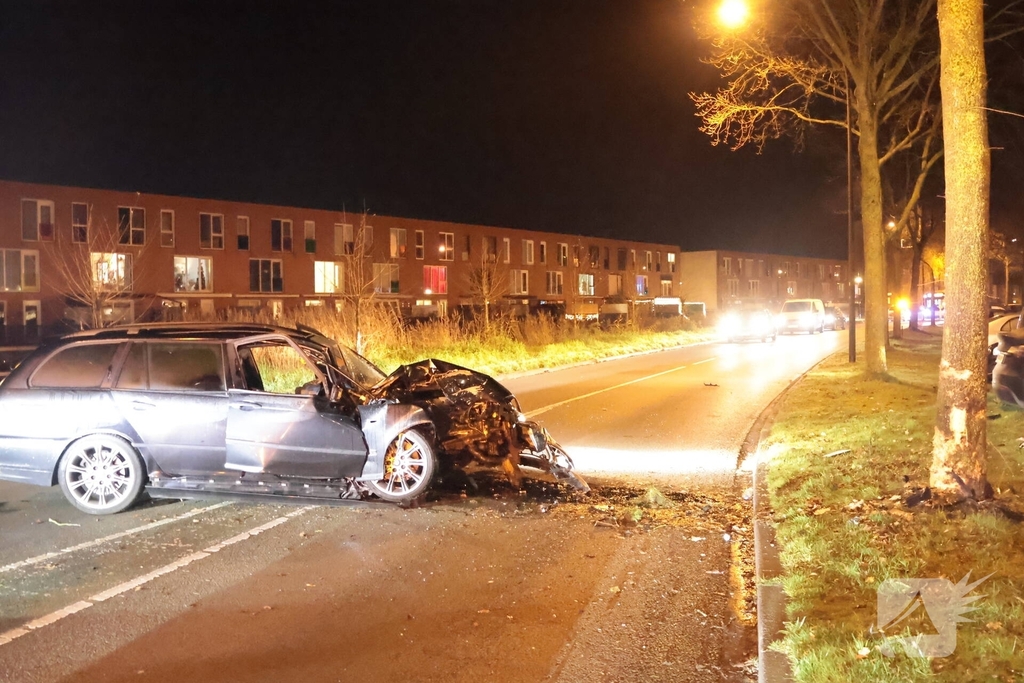Bestuurder gewond na ongeval met auto tegen boom