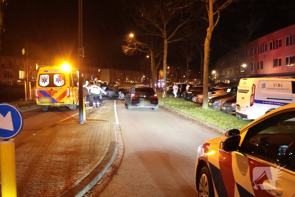 Bestuurder gewond na ongeval met auto tegen boom