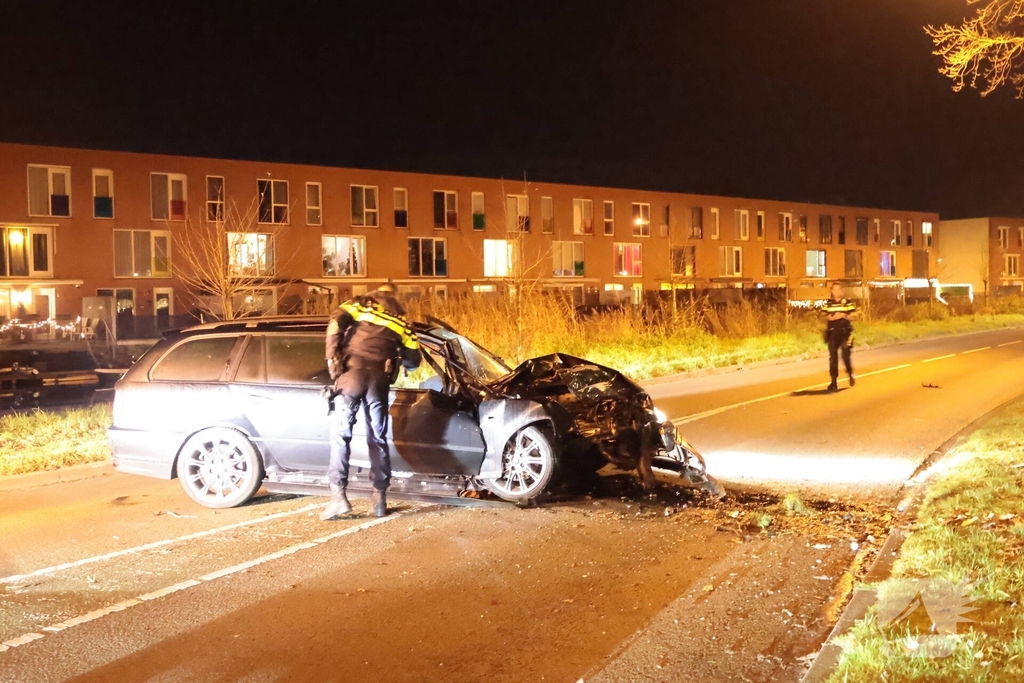 Bestuurder gewond na ongeval met auto tegen boom