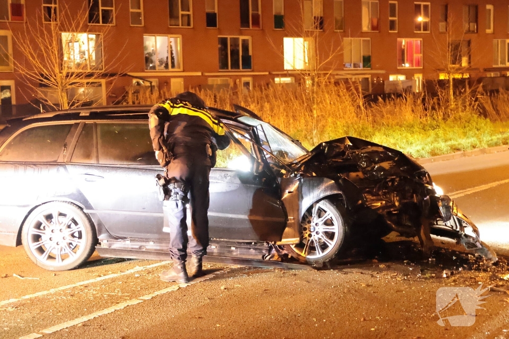Bestuurder gewond na ongeval met auto tegen boom