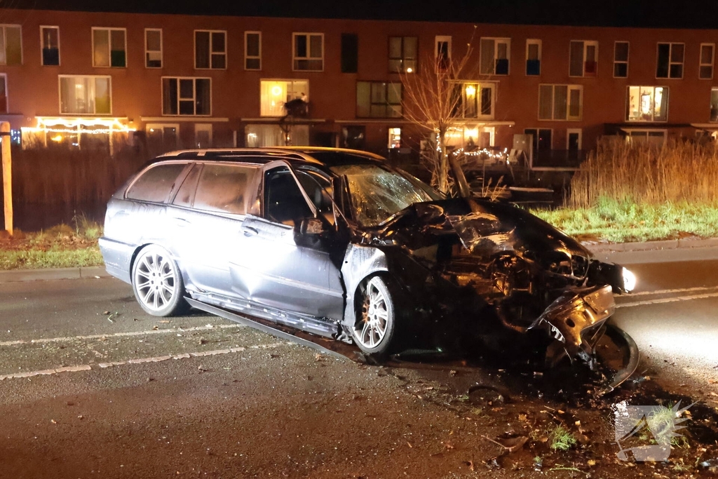 Bestuurder gewond na ongeval met auto tegen boom