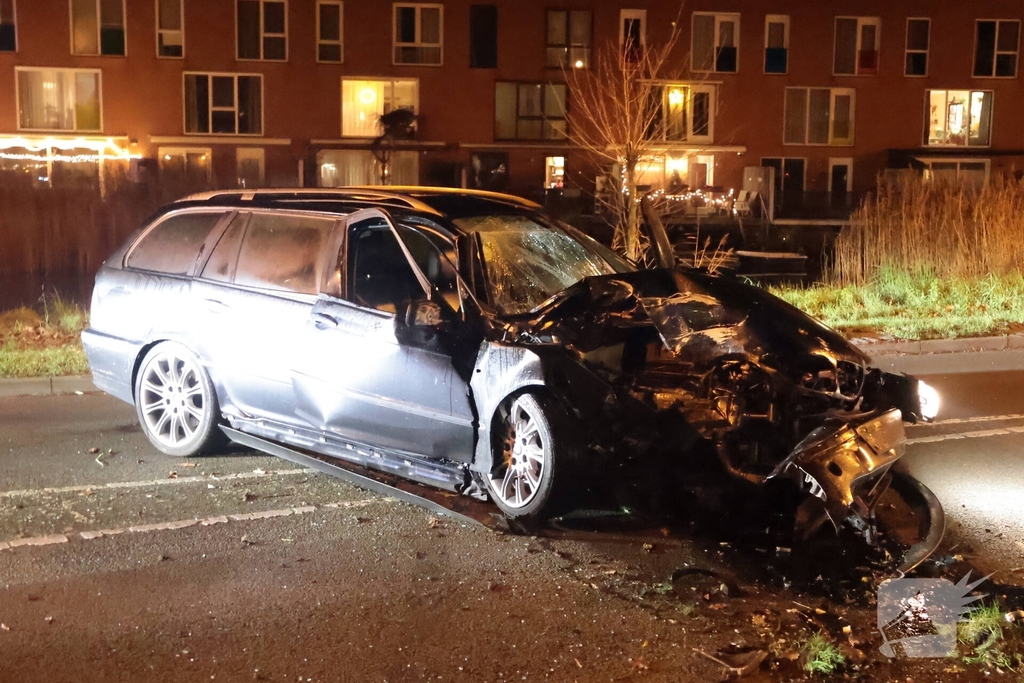 Bestuurder gewond na ongeval met auto tegen boom