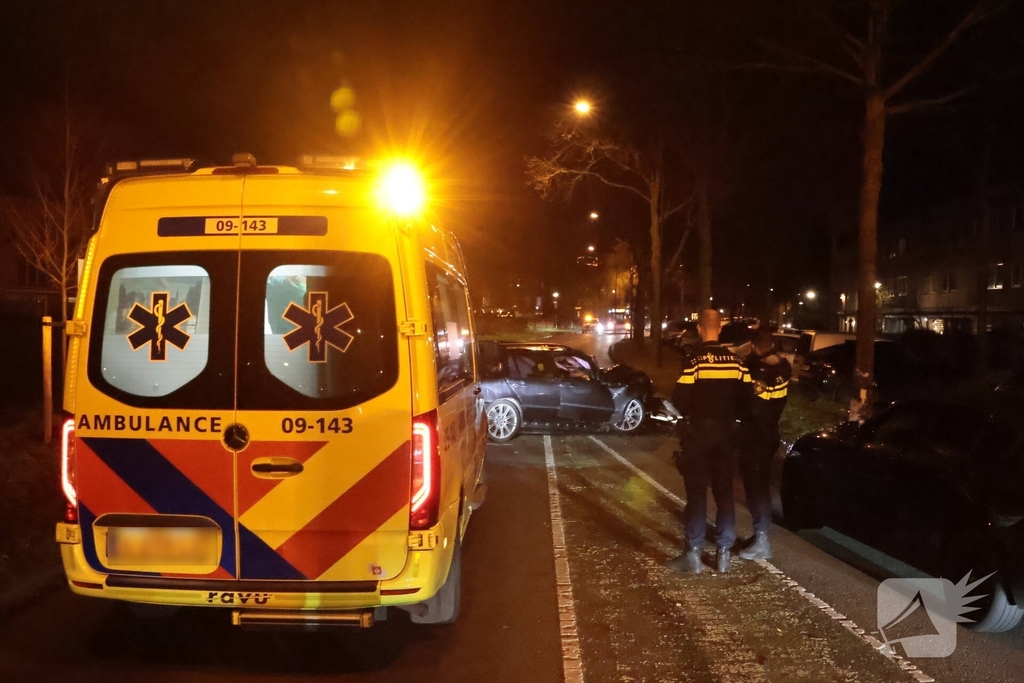 Bestuurder gewond na ongeval met auto tegen boom