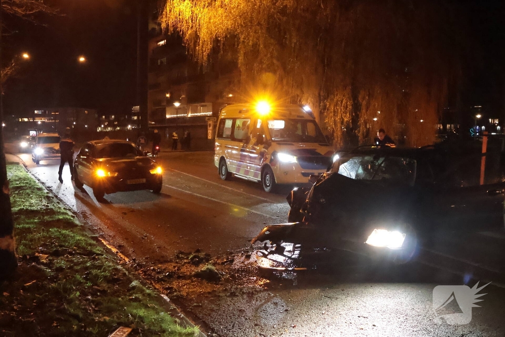 Bestuurder gewond na ongeval met auto tegen boom