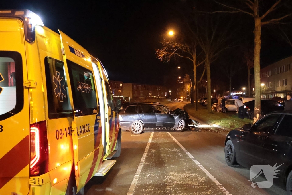 Bestuurder gewond na ongeval met auto tegen boom