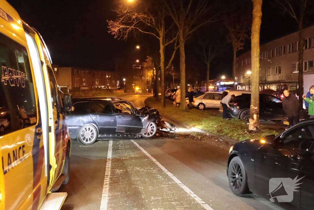 Bestuurder gewond na ongeval met auto tegen boom