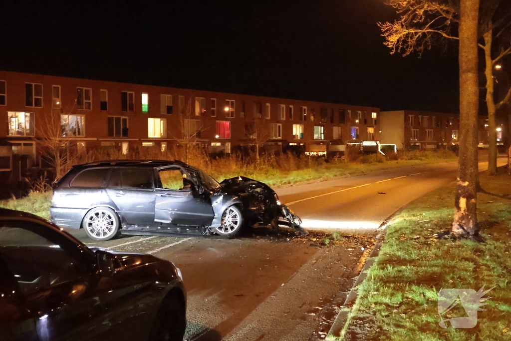 Bestuurder gewond na ongeval met auto tegen boom